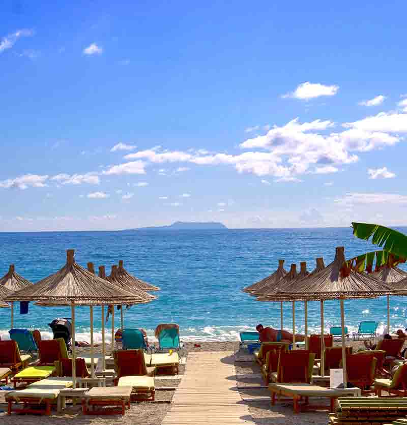 Strand mit Sonnenschirmen in Albanien
