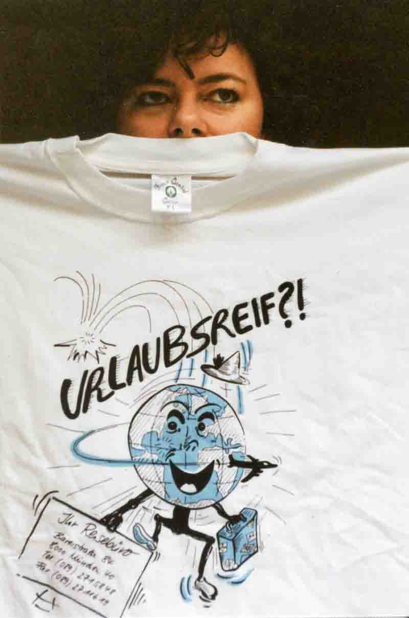 Die Reisekauffrau Dorothea Schroeder vom Reisebuero Urlaubsreif mit ihrem ersten T-Shirt Design